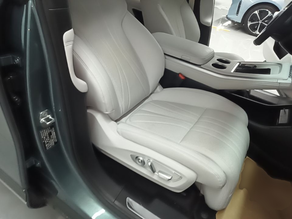 Xpeng G9 · 240489 · view 10