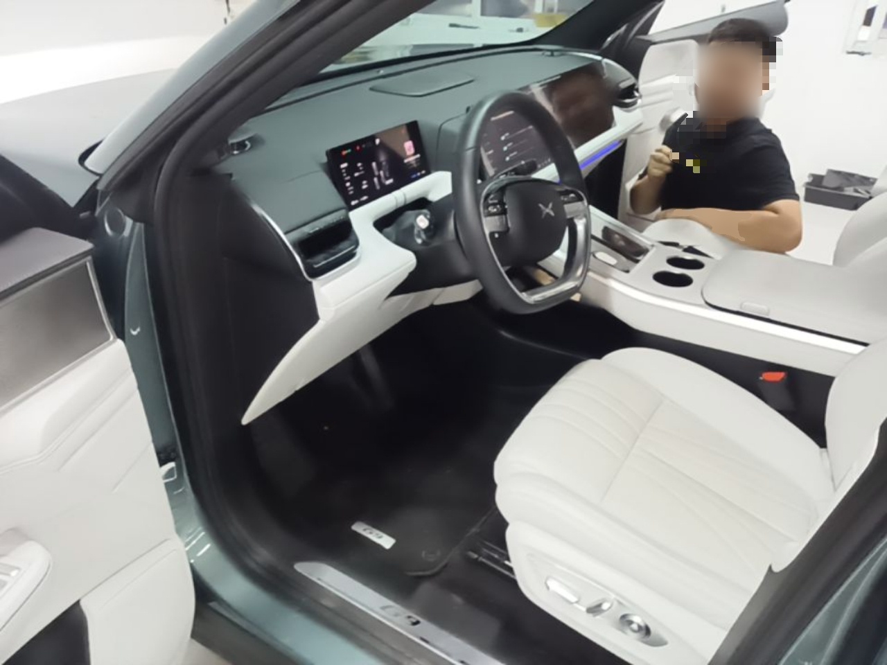 Xpeng G9 · 240489 · view 6